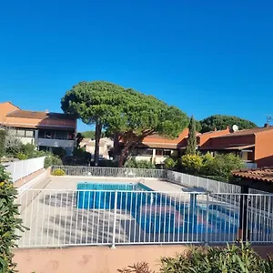 https://charmant-studio-lumineux-avec-piscine.fr-provencehotel.com